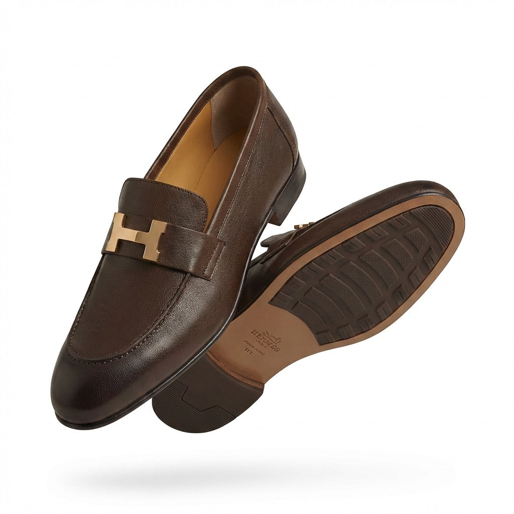 Mocassin en peau de chèvre patinée avec boucle iconique "Paris", pour un look chic.
