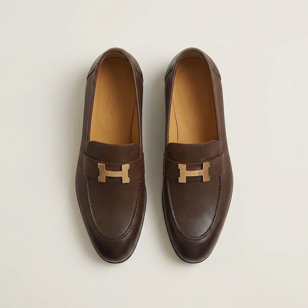 Mocassin en peau de chèvre patinée avec boucle iconique "Paris", pour un look chic.